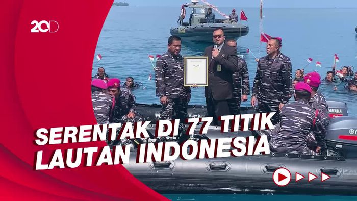 TNI AL Cetak Rekor MURI Kibarkan Merah Putih di 77 Lokasi Bawah Laut