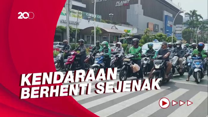  Pengendara di Thamrin Berhenti Heningkan Cipta Peringati HUT ke-77 RI