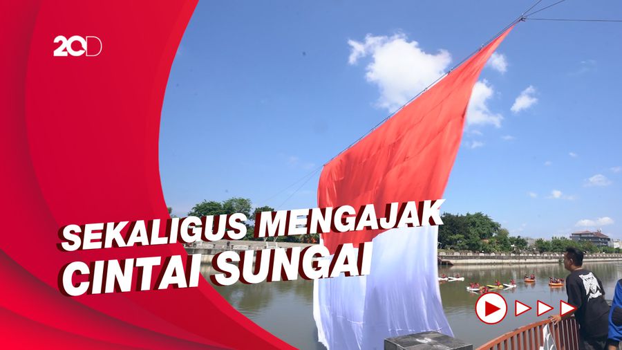 Bendera Merah Putih Raksasa Berkibar di Anak Sungai Bengawan Solo