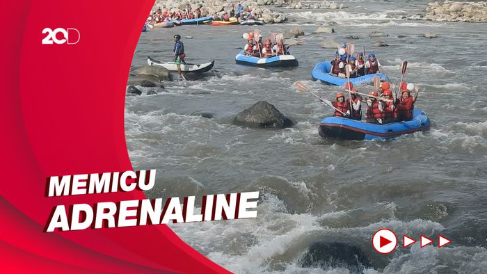 Upacara 17-an di Tepian Trek Arung Jeram yang Menantang 