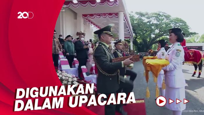 Prosesi Penyerahan Duplikat Bendera Merah Putih dan Naskah Proklamasi