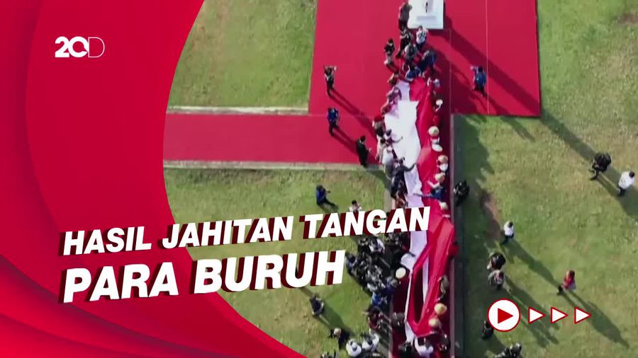 HUT RI, Ganjar Bentangkan Merah Putih Sepanjang 22 Meter Bareng Buruh