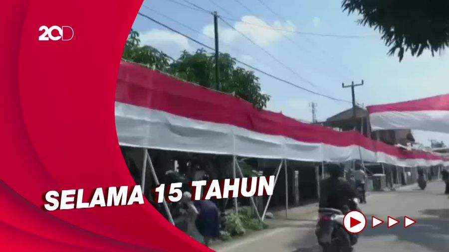 Cerita Kuli Bangunan Pasang Bendera Raksasa dari Hasil Nabung