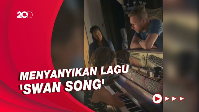Jamming Syahdu Chris Martin dan Musisi Difabel Victoria Canal