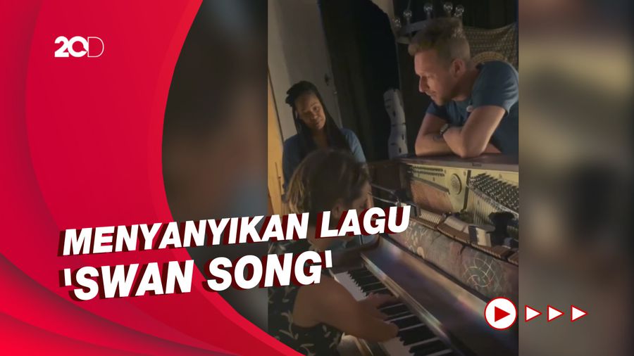 Jamming Syahdu Chris Martin dan Musisi Difabel Victoria Canal