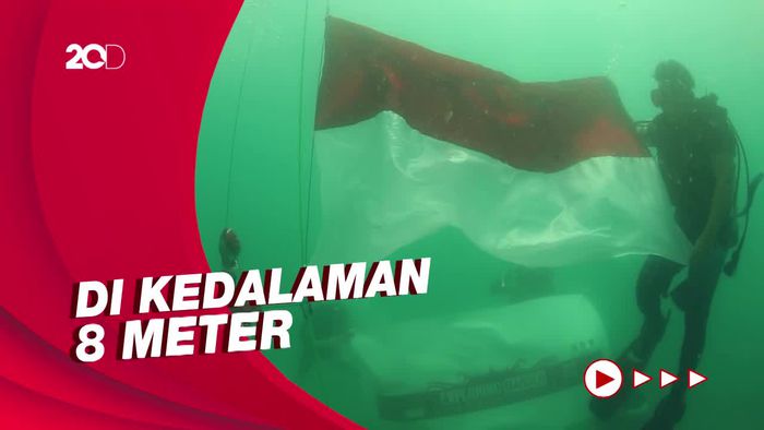 33 Penyelam KKP Gelar Upacara Bendera Bawah Laut