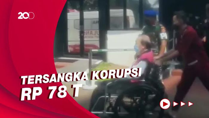 Momen Surya Darmadi Pakai Kursi Roda, Lalu Dibawa ke RS