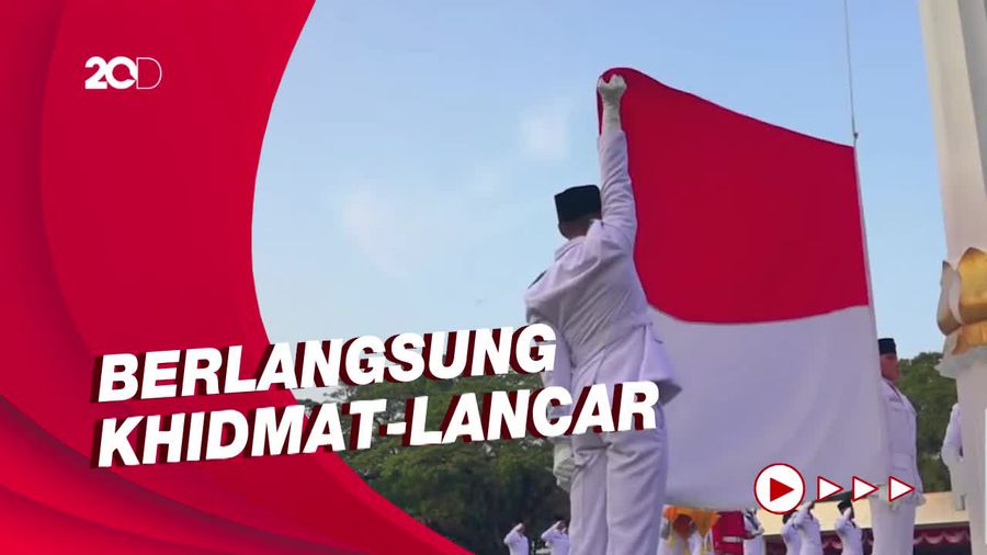 Momen Upacara Penurunan Bendera di Istana Merdeka
