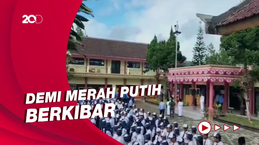 Siswa di Ponorogo Panjat Tiang saat Lihat Bendera Jatuh di Upacara 17-an