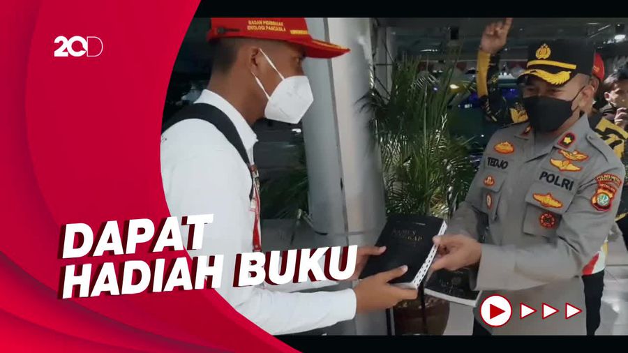 Paskibraka Istana Curi Perhatian Pengunjung Toko Buku di Matraman