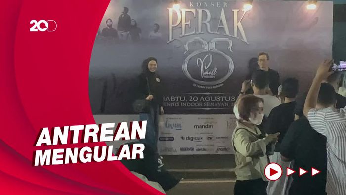 Antrean Penonton Jelang Konser Padi Reborn