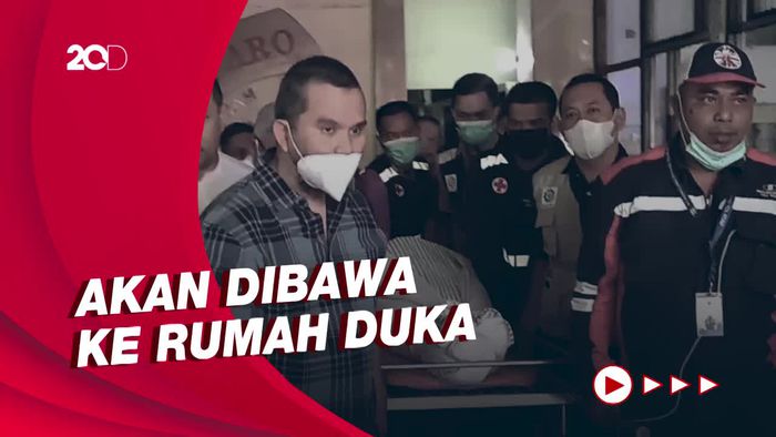 Momen Jenazah Ayah Emil Dardak Diberangkatkan ke Jakarta