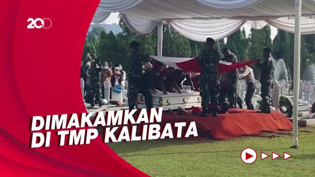 Upacara Militer Iringi Kepergian Hermanto Dardak Ke Peristirahatan Akhir