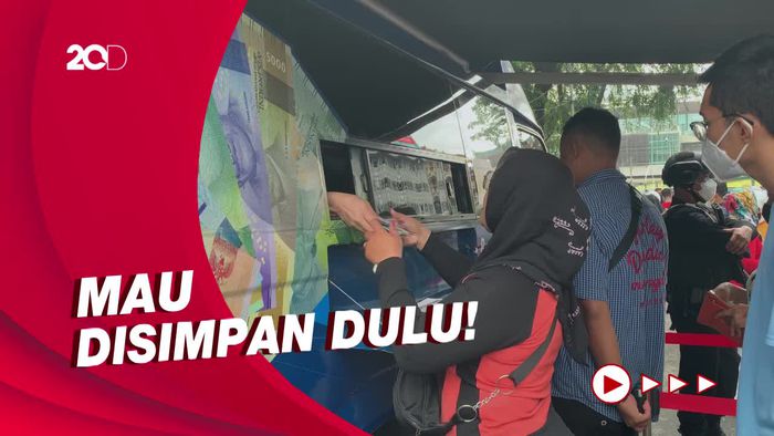Antusias Warga Medan Tukar Uang Baru Emisi 2022