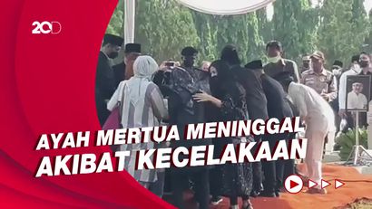 Momen Arumi Bachsin Antar Ayah Mertua ke Tempat Peristirahatan Terakhir