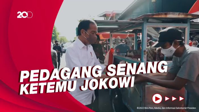 Jokowi Kunjungi Pasar Pucang Anom Surabaya, Bagikan Bansos ke Pedagang