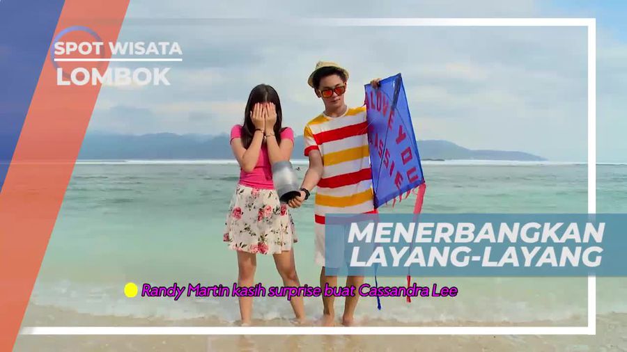 Menerbangkan Layang-layang di Pantai Gili Trawangan Lombok