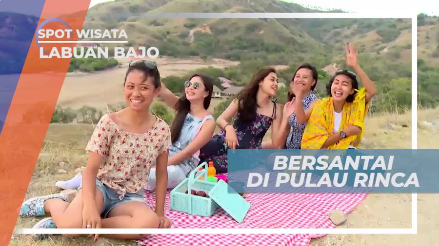Bersantai di Atas Bukit Ditemani Panorama Alam, Pulau Rinca Nusa Tenggara Timur
