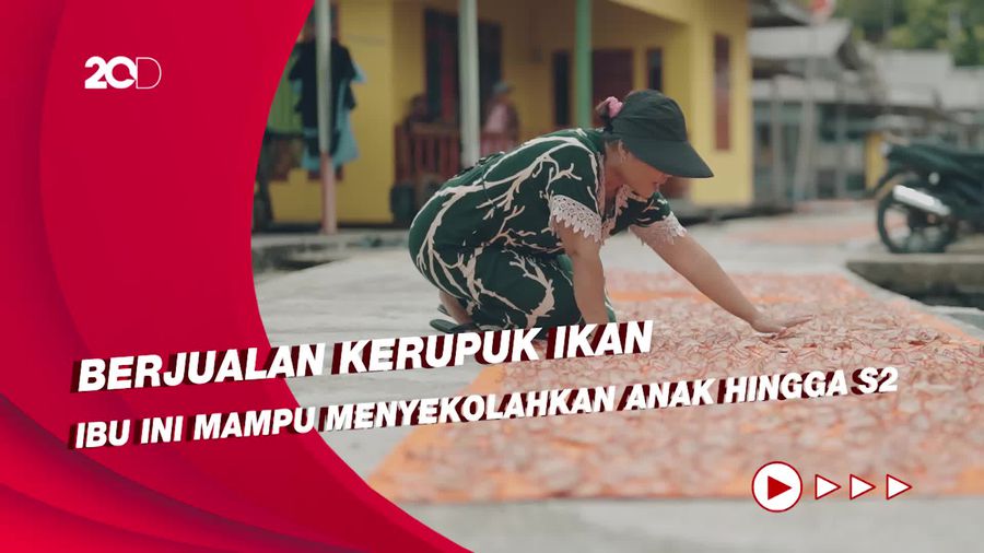 Berjualan Kerupuk Ikan, Ibu Ini Berhasil Menyekolahkan Anaknya Hingga S2