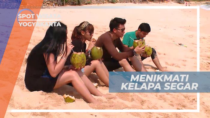 Kesegaran Es Kelapa Muda di Teriknya Matahari Pantai Pok Tunggal, Yogyakarta