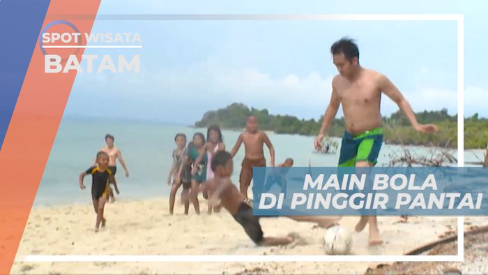 Keseruan Bermain Bola Pinggir Pantai, Batam