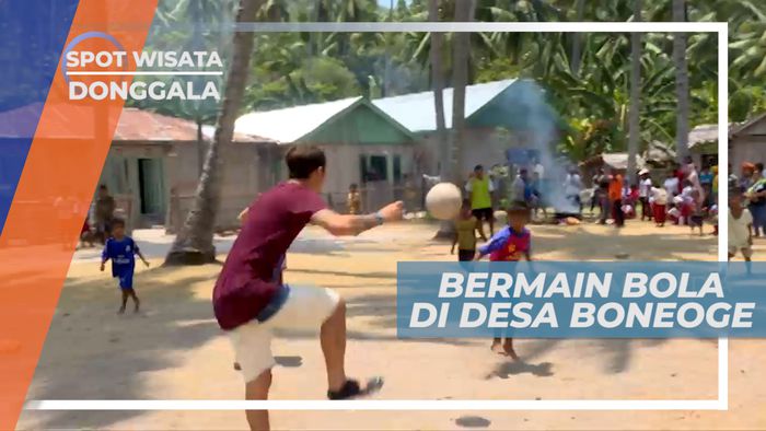 Bermain Bola Bersama Anak-anak Desa Boneoge, Donggala