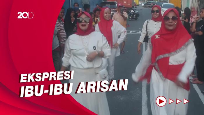 Aksi Emak-emak Fashion Show di Jalan Rayakan HUT ke-77 RI