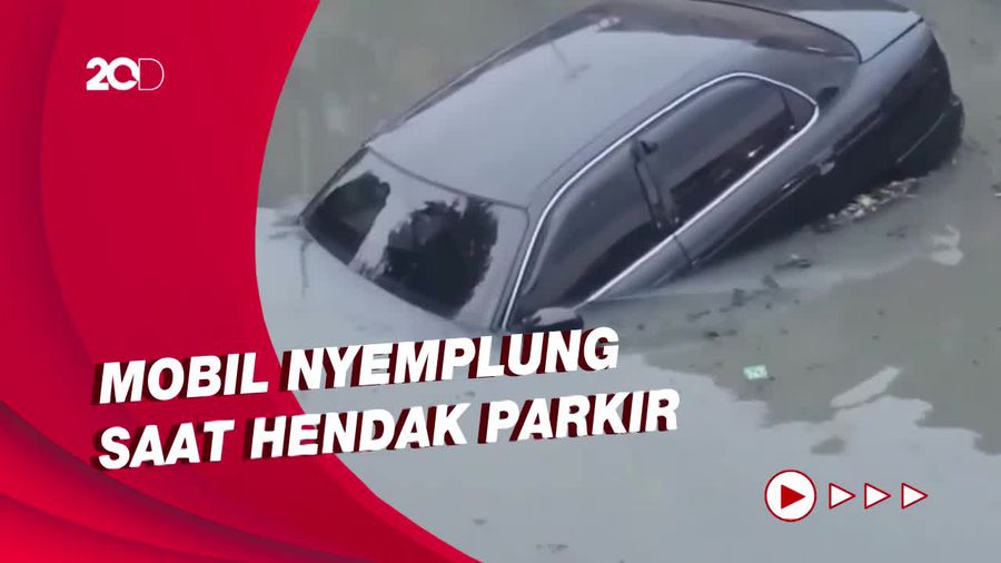 Momen Tim Damkar Evakuasi Mobil Sedan Tercebur di Kali Sunter Jakpus