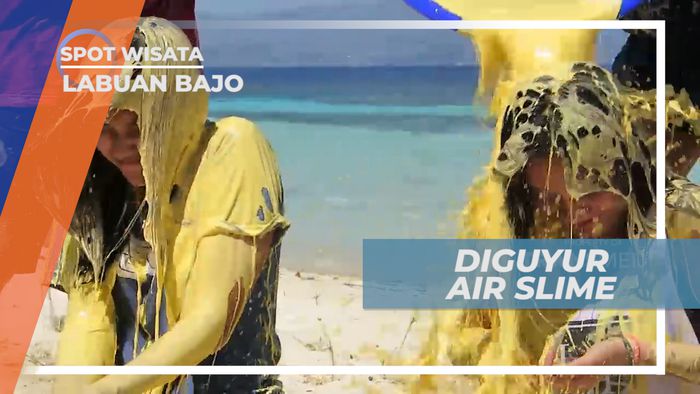 Menikmati Keceriaan Main Bersama Teman di Pantai dengan Air yang Jernih, Labuan Bajo