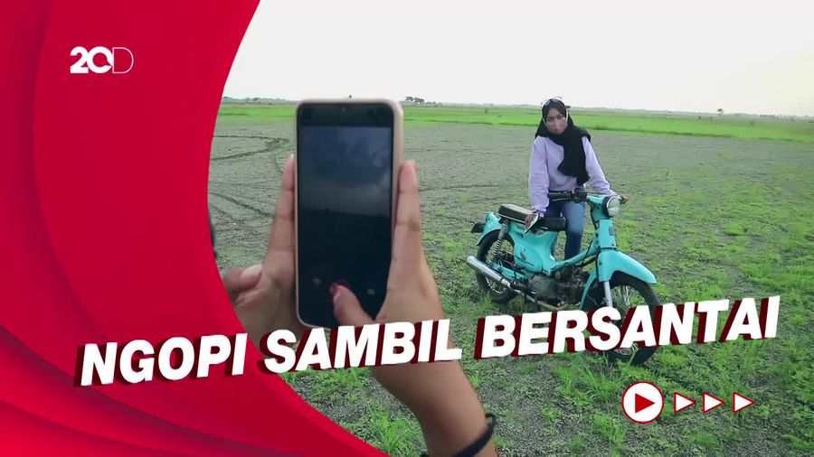Menikmati Sunset di Tengah Persawahan Kosong di Kudus