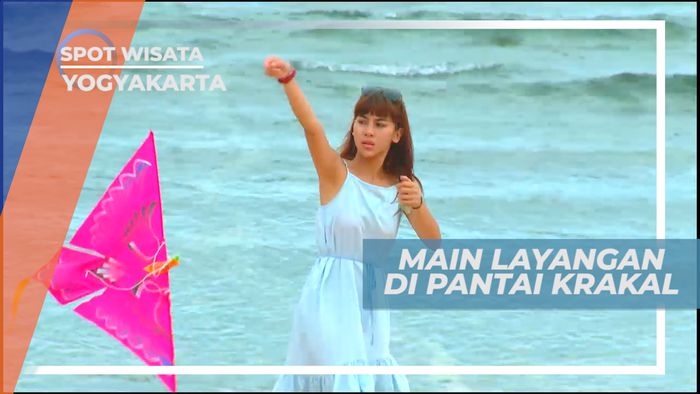 Menerbangkan Layangan di Pantai Krakal Gunung Kidul, Yogyakarta