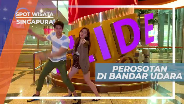 Mencoba Menuruni Lantai Dengan Slide, Bandara Changi Singapura