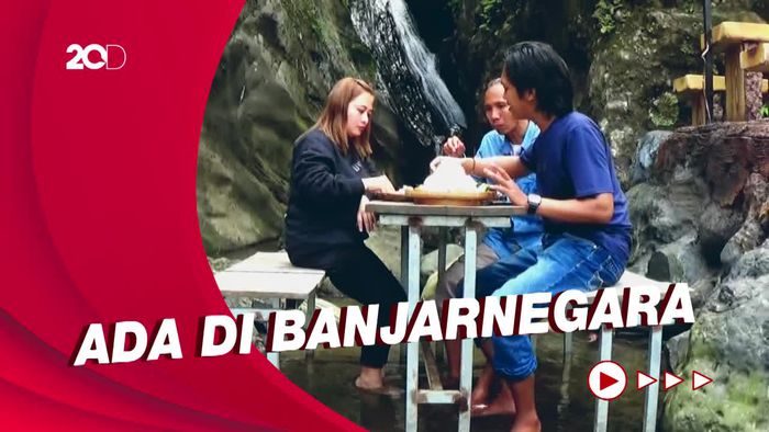 Sensasi Unik Menyantap Hidangan di Sungai Ditemani Ikan