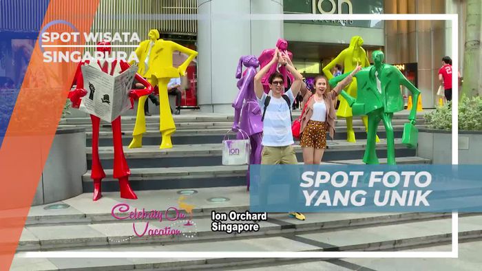 Berfoto Ria Dengan Patung Ikonik di Orchard Road Singapura