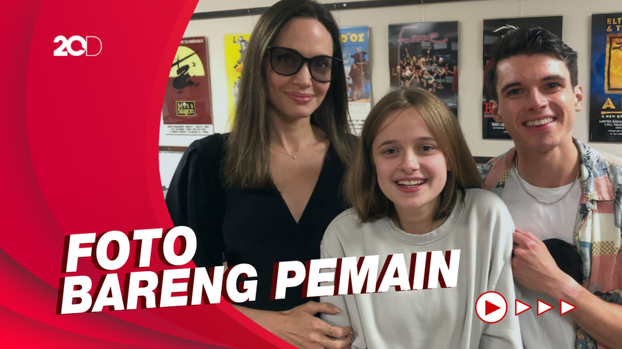 Momen Langka Angelina Jolie dan Putrinya Tersenyum Lebar