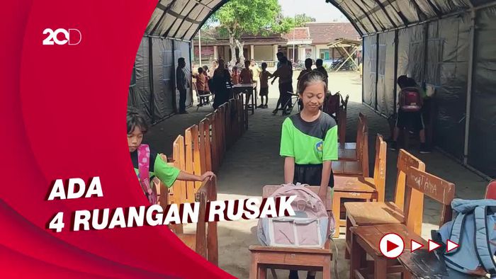 Siswa SDN 2 Karangpatihan Belajar di Tenda Darurat, Takut Kelas Ambruk