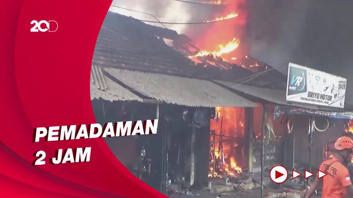 Kebakaran di Pasar Loak Lumajang, Belasan Kios Ludes Terbakar