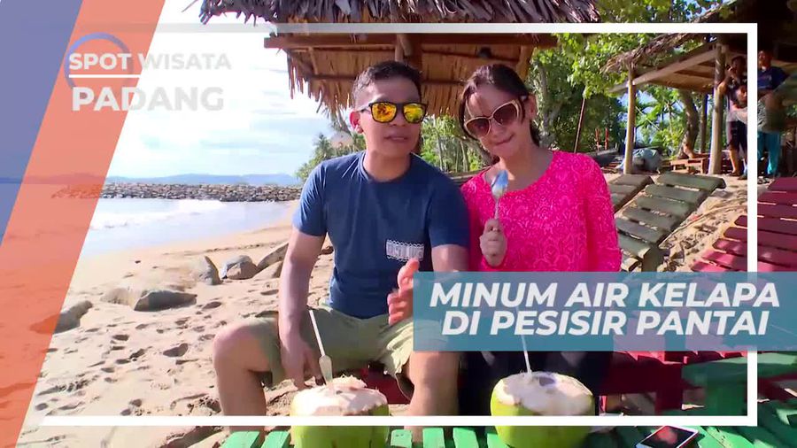Menikmati Kesegaran Air Kelapa di Tepi Pantai Sarido, Padang