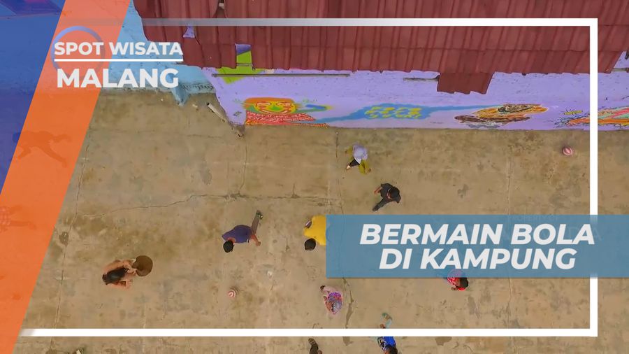Serunya Bermain Bola Bersama Warga Kampung Warna-warni, Malang