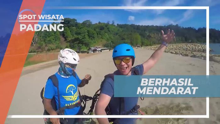 Pendaratan Paralayang di Pantai Sarido Bukit Langkisau Padang Sumatera Barat