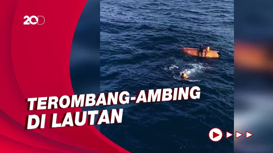 Dramatis! Momen Evakuasi 4 ABK Kapal Kargo yang Tenggelam di Makassar