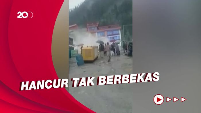 Detik-detik Sebuah Hotel Hancur Diterjang Banjir di Pakistan