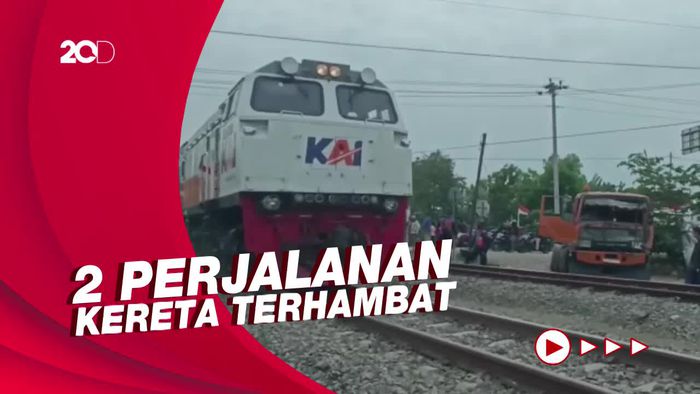 Kereta Barang vs Truk Tangki Tabrakan di Grobogan, Sopir Truk Terluka