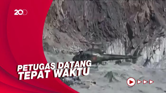 Detik-detik Penyelamatan Anak Terjebak Banjir Besar di Pakistan