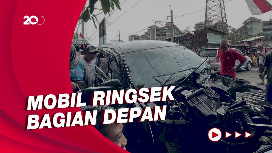 KRL Seruduk Mobil di Tanah Abang, Pengendara Selamat