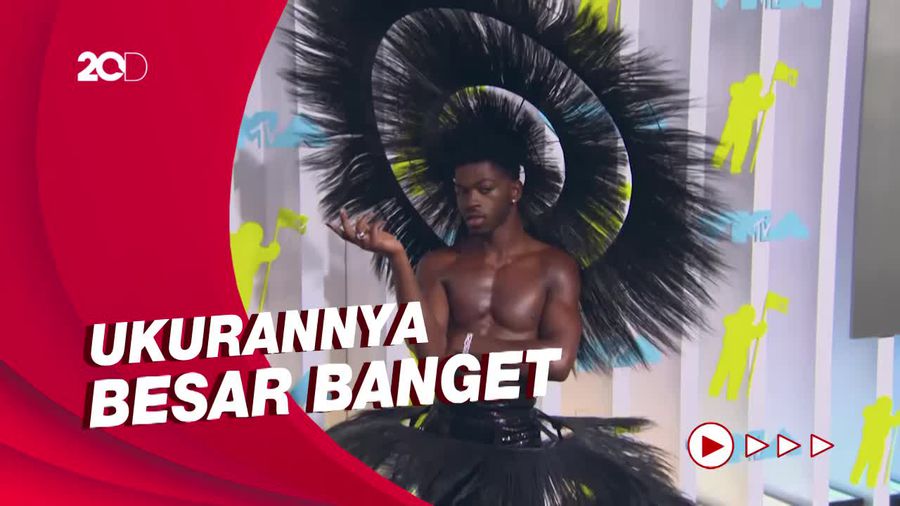 Headpiece Berbulu Lil Nas X yang Nyentrik di MTV VMA 2022