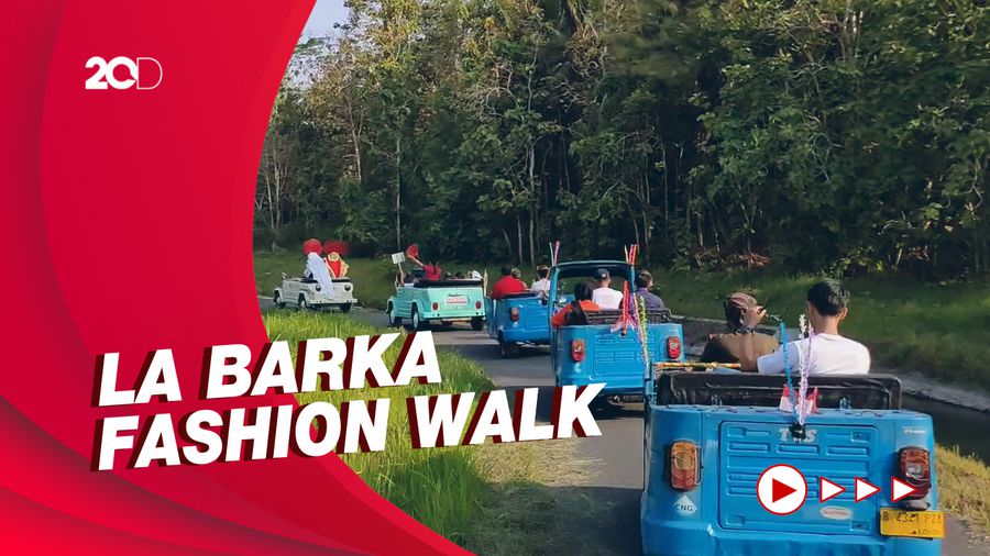 Fashion Show Unik Keliling Desa Pakai VW Klasik