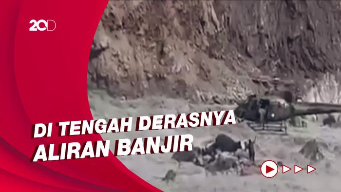 Aksi Dramatis Helikopter Selamatkan Anak dari Banjir Bandang Pakistan