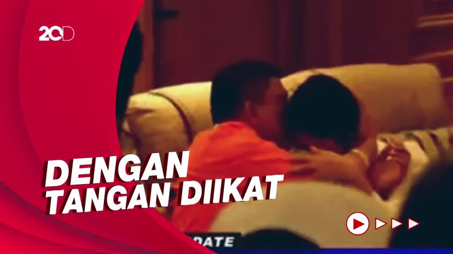Saat Ferdy Sambo Cium Putri Candrawathi di Rekonstruksi Yosua