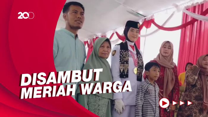 Momen Ayumi Sasaki Pembawa Baki Bendera Merah Putih di Istana Pulang Kampung